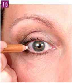 Антивозрастной макияж для голубых глаз