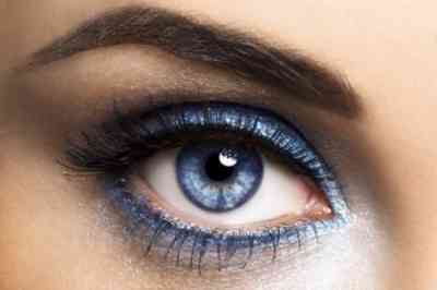 Как правильно красить серо голубые глаза