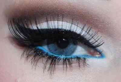 Макияж глаз с розовыми тенями для голубых глаз