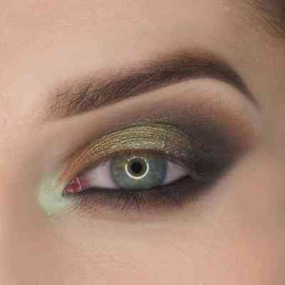 Макияж с золотыми тенями для зеленых глаз