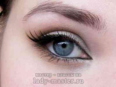 Современный легкий макияж для голубых глаз
