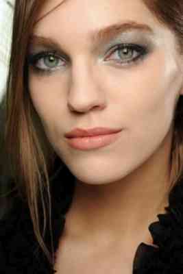 Как сделать красивый макияж самой себе для зеленых глаз