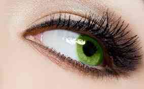 Макияж со стрелками для каре зеленых глаз