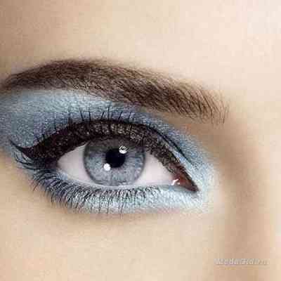 Макияж для голубых глаз и черных бровей