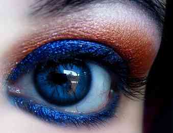 Темный макияж для голубых глаз пошагово