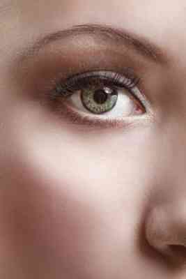 Макияж для бледного лица и зеленых глаз