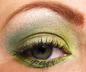 Макияж для темноволосых с каре зелеными глазами