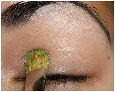 Золотистый макияж для зеленых глаз