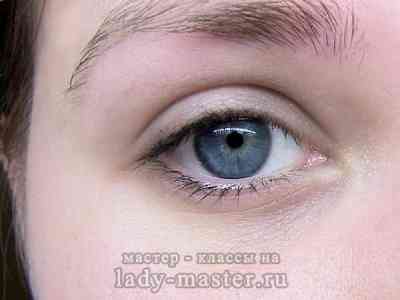 Современный легкий макияж для голубых глаз