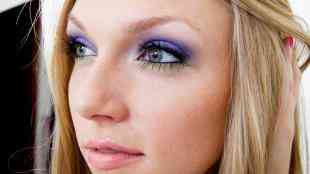 Стильный макияж для блондинок с голубыми глазами
