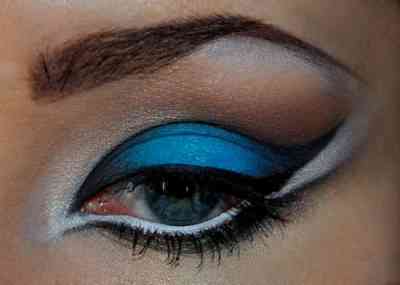 Вечерний макияж для голубых глаз и темных волос фото