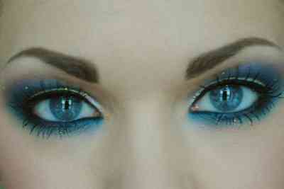 Красивый макияж глаз серыми тенями