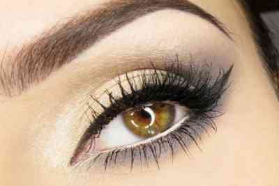 Красивый макияж глаз серыми тенями