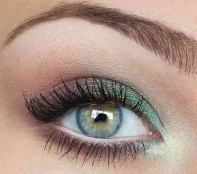 Красивый дневной макияж для серо зеленых глаз