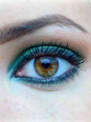 Синяя подводка для зеленых глаз