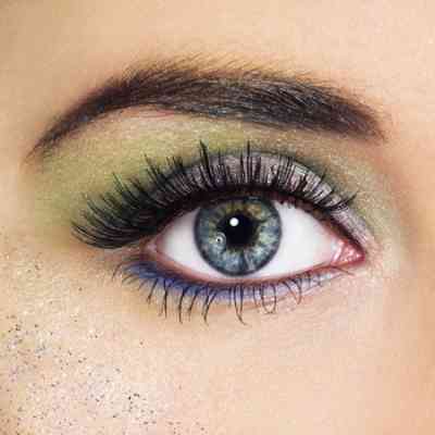 Синяя подводка для зеленых глаз