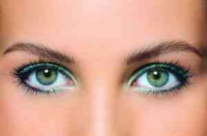 Вечерний макияж с акцентом на зеленые глаза