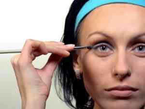 Как скрыть припухлости под глазами с помощью макияжа