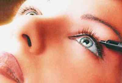 Перманентный макияж глаз стрелки с растушевкой фото